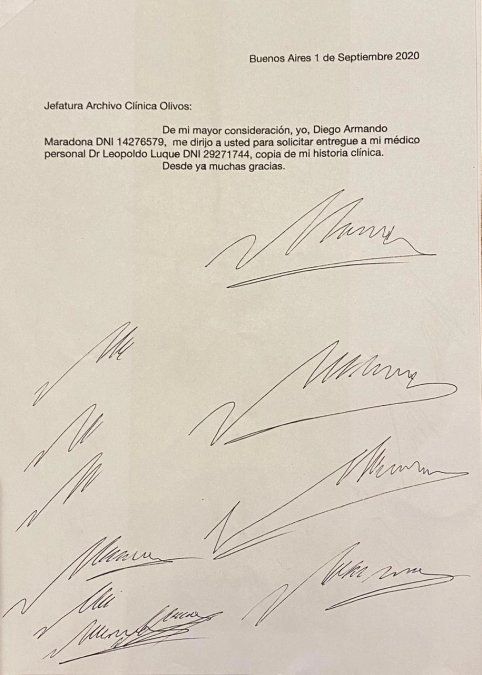 En el segundo documento encontrado en el allanamiento está el mismo texto pero varias firmas del supuesto Maradona. En verdad se ve que estuvieron practicando la falsificación de la firma.