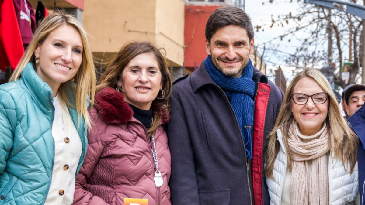 Maximiliano Pullaro realizó una recorrida por barrio Las Flores acompañado por las precandidatas locales Virginia Coudannes
