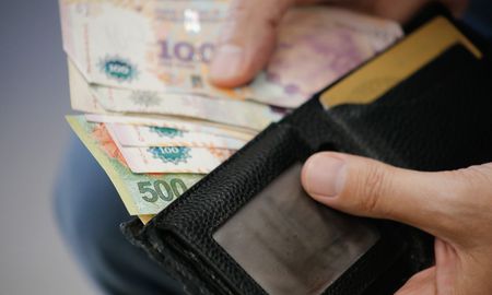 Según el Índice Salarios que mide Indec, los sueldos subieron solo 1,8% en el último mes del año, con una inflación del 4% mensual. Según el Índice Salarios que mide Indec, los sueldos subieron solo 1,8% en el último mes del año, con una inflación del 4% mensual.