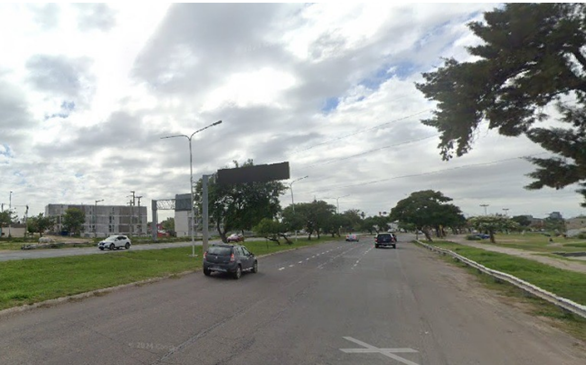 Acceso a la ciudad por autopista Rosario-Santa Fe.