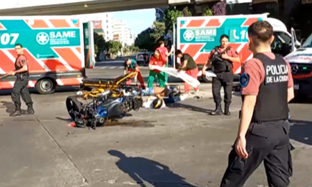 Una moto con dos personas a bordo cruzaron el semáforo en rojo y fueron atropelladas por un colectivo. Una moto con dos personas a bordo cruzaron el semáforo en rojo y fueron atropelladas por un colectivo.