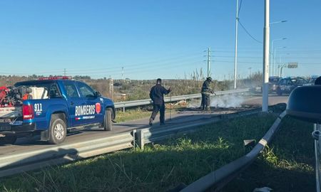 Mientras se realizaban los trabajos de limpieza, la bajada de Circunvalación Oeste hacia Teniente Loza permanecía cerrada para quienes circulaban desde el sur hacia el norte. Mientras se realizaban los trabajos de limpieza, la bajada de Circunvalación Oeste hacia Teniente Loza permanecía cerrada para quienes circulaban desde el sur hacia el norte.