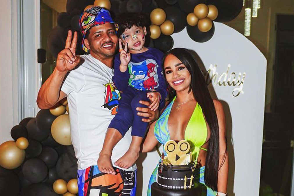 El reconocido productor musical se dirigía a Florida con su esposa e hijos. La aeronave se estrelló al tratar de hacer un aterrizaje de emergencia.