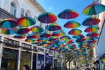 La peatonal San Martín estrenó un techo de paraguas de colores. La peatonal San Martín estrenó un techo de paraguas de colores.