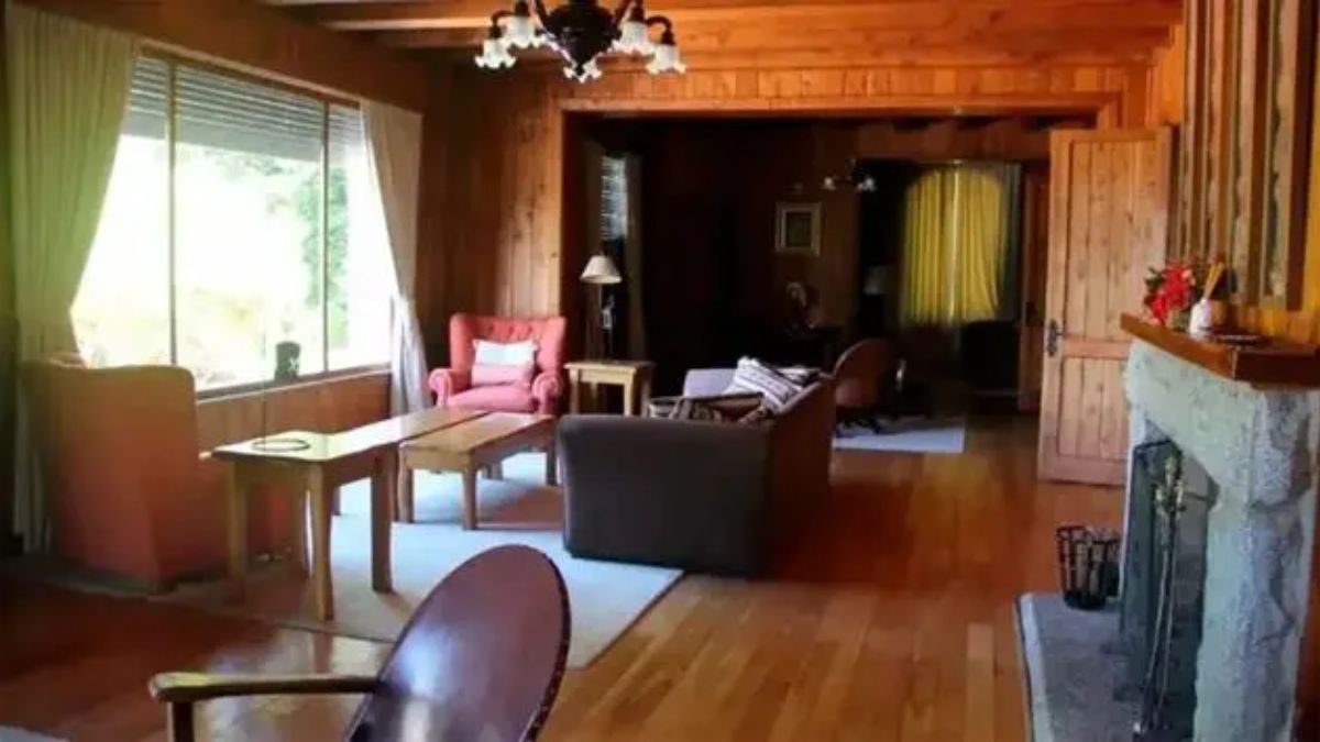 Salones silenciosos y elegantes guardan décadas de historia: entre muros de piedra y detalles de inspiración francesa, el interior del castillo refleja el mismo poder y exclusividad que lo convirtió en refugio de presidentes y monarcas. Salones silenciosos y elegantes guardan décadas de historia: entre muros de piedra y detalles de inspiración francesa, el interior del castillo refleja el mismo poder y exclusividad que lo convirtió en refugio de presidentes y monarcas.