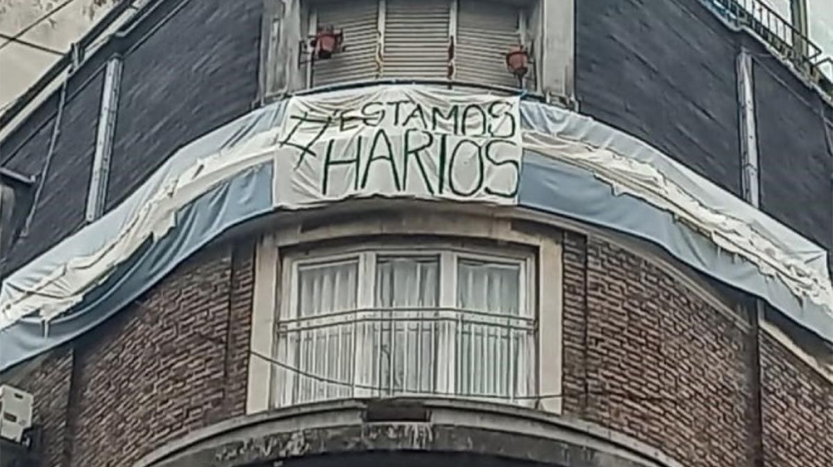 La vecina de Cristina es conocida por colgar diversas banderas en su balcón que está justo arriba del departamento de la vicepresidenta.