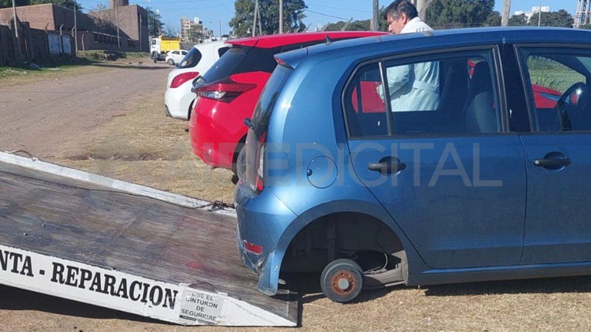 Días atrás, en la zona del club Newell´s, a otro auto también le sustrajeron las ruedas.