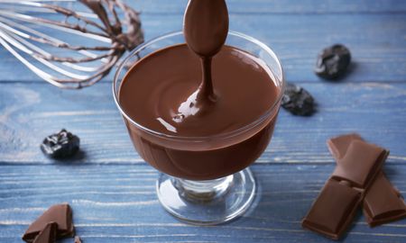 Una preparación simple, cremosa y muy usada en pastelería que combina dulce de leche y chocolate Una preparación simple, cremosa y muy usada en pastelería que combina dulce de leche y chocolate