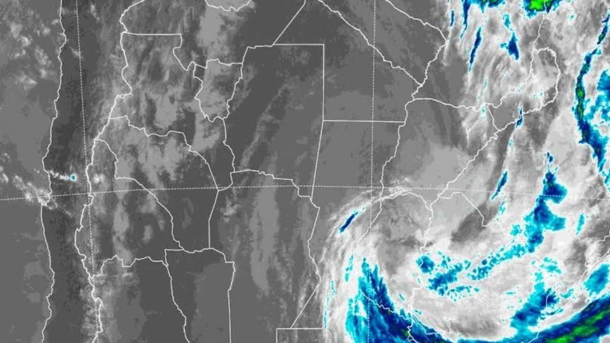 El ingreso de aire seco desde el sudoeste comenzará a desplazar la humedad del Atlántico que mantuvo a la ciudad bajo el agua durante toda la jornada. El ingreso de aire seco desde el sudoeste comenzará a desplazar la humedad del Atlántico que mantuvo a la ciudad bajo el agua durante toda la jornada.