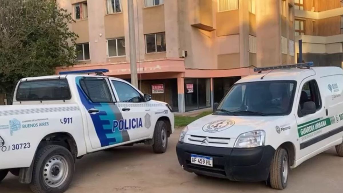 El trágico suceso ocurrió en la madrugada del martes, cuando una llamada al 911 alertó sobre el hallazgo de un cuerpo sin vida en un departamento situado en la intersección de las calles De la Sirena y Del Caracol de Pinamar. El trágico suceso ocurrió en la madrugada del martes, cuando una llamada al 911 alertó sobre el hallazgo de un cuerpo sin vida en un departamento situado en la intersección de las calles De la Sirena y Del Caracol de Pinamar.