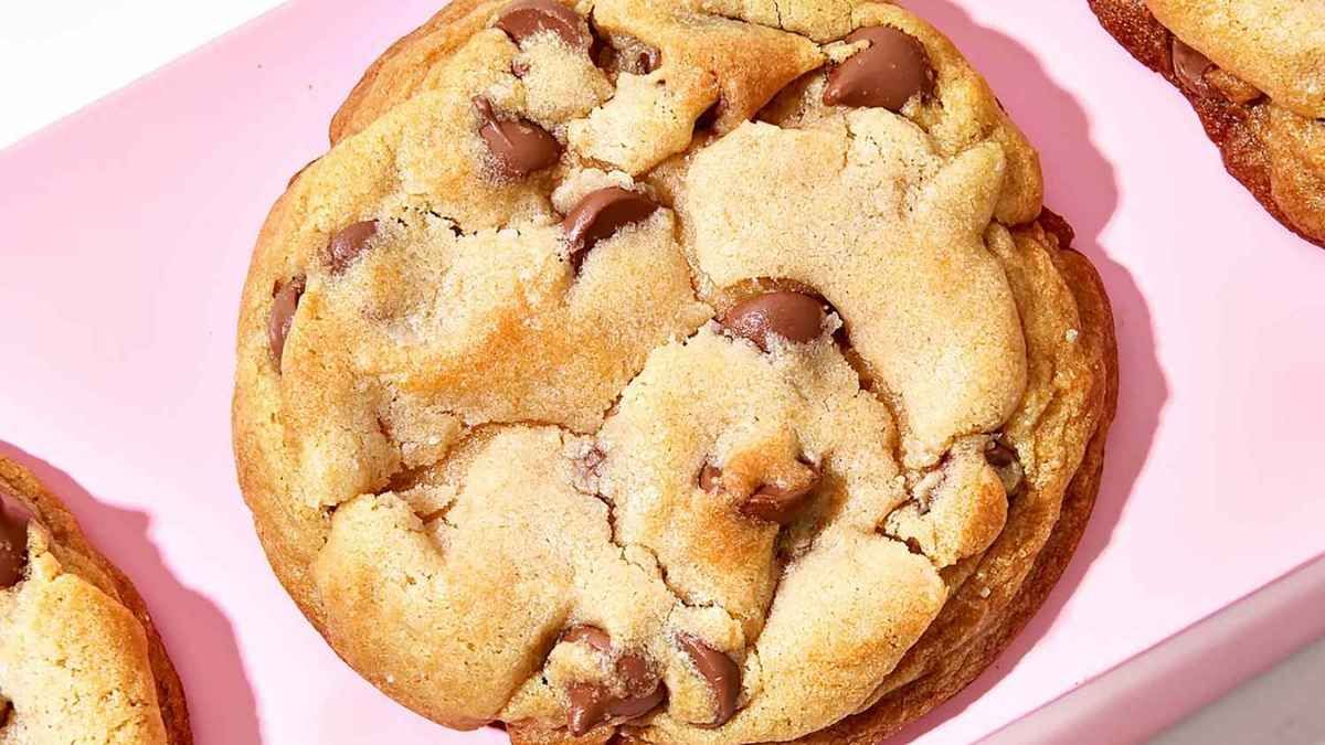 Esta receta da como resultado unas deliciosas galletas de chips de chocolate estilo Crumbl cookies. Esta receta da como resultado unas deliciosas galletas de chips de chocolate estilo Crumbl cookies.