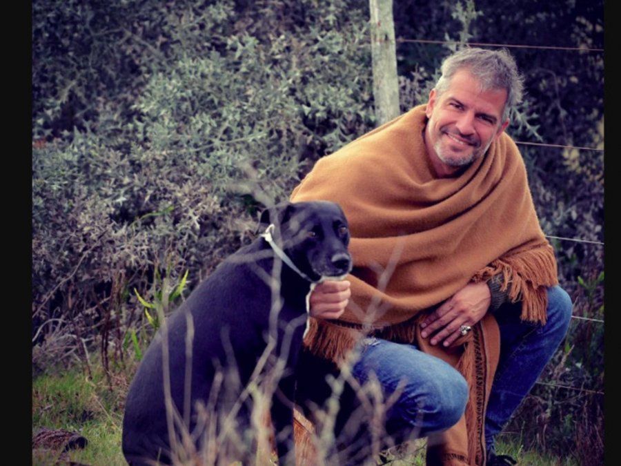 Patricio Giménez reicibó la primera dosis de la vacuna contra el coronavirus en Uruguay.