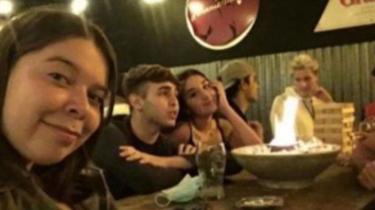 Lucía Costa es la joven con la mano en la cara.