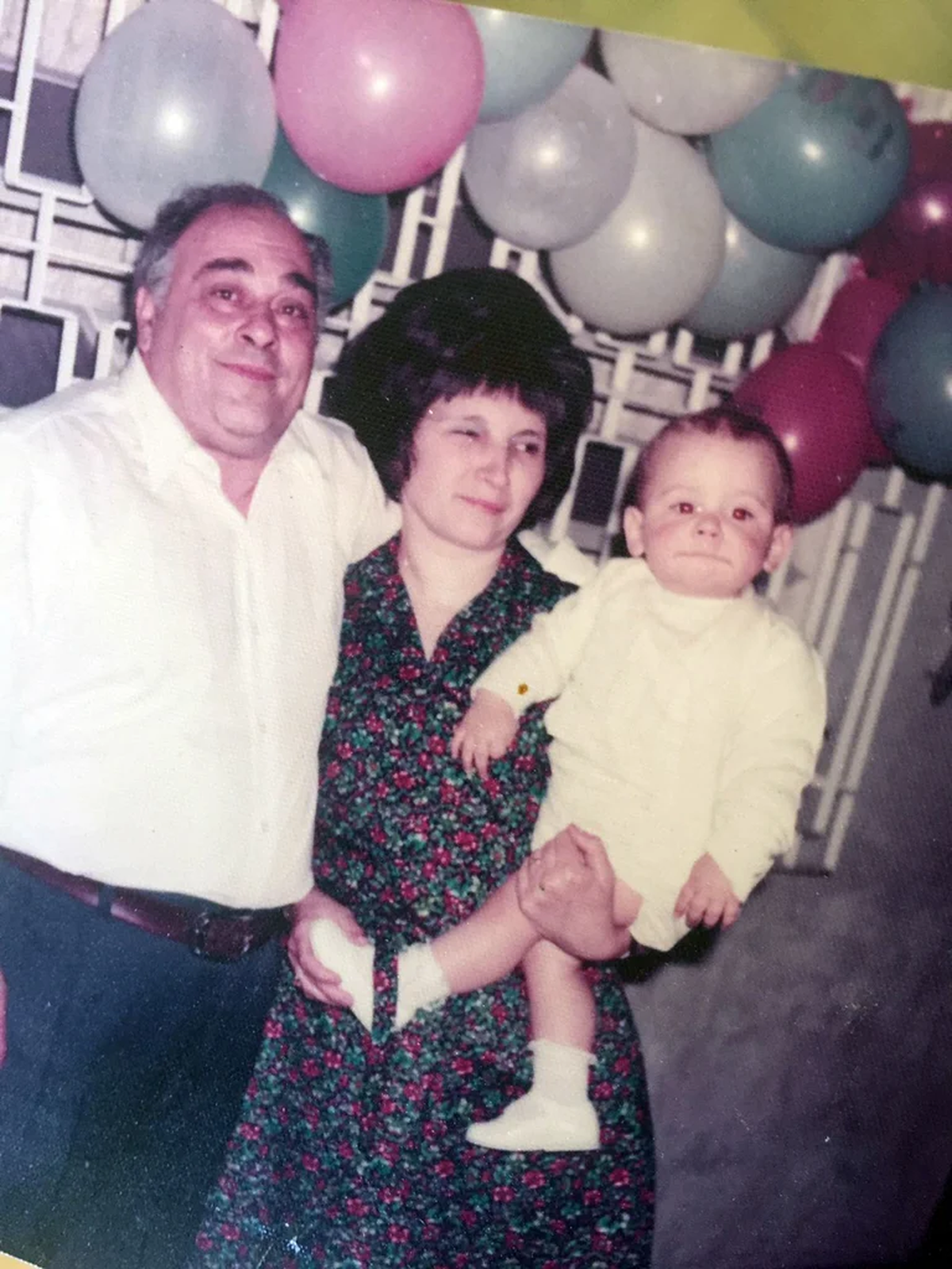 Muscari, de un año y medio, en brazos de su mamá, Ana María Rossetti, y junto a su papá, José.
