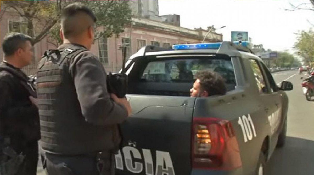 Ganó la quiniela y cuando fue a cobrar se masturbó frente a la joven empleada