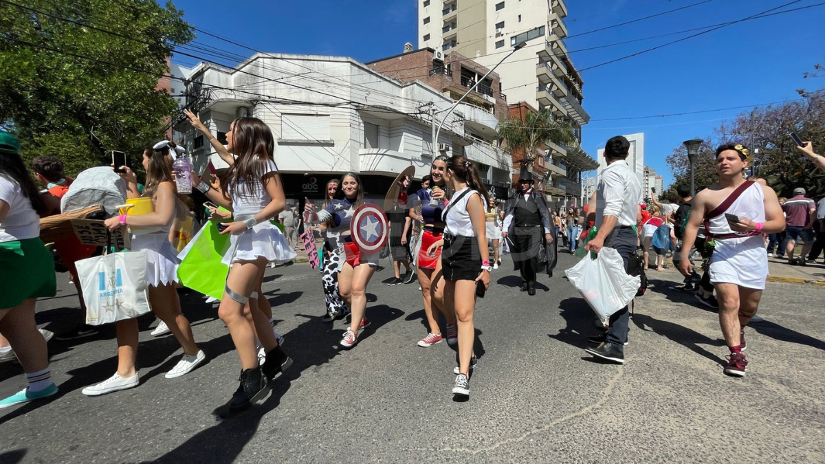 Los alumnos estuvieron acompañados de sus familiares y amigos que también realizaron el recorrido desde Bulevar hasta la facultad de Medicina.