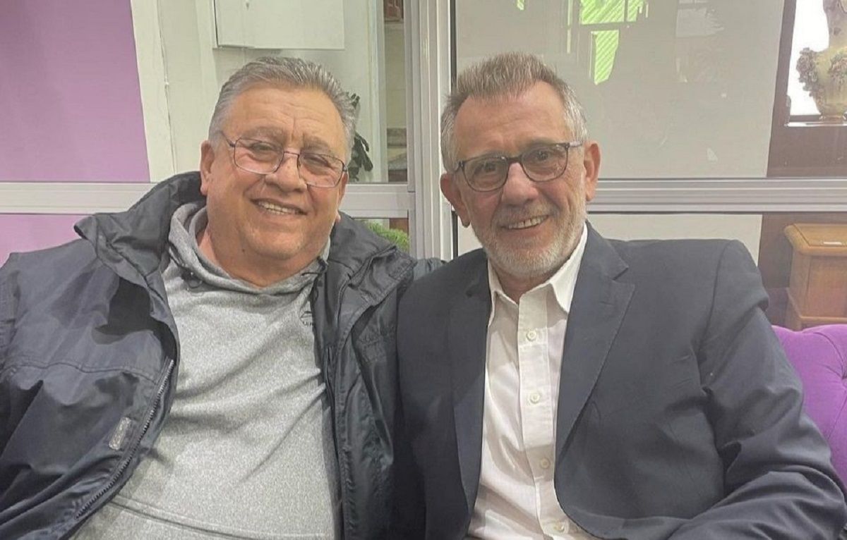 En una foto, aparecieron el músico y cofundador de Los Palmeras, Marcos Camino, y el expresidente del club, Germán Lerche, quien está procesado por la justicia por malversación de fondos.