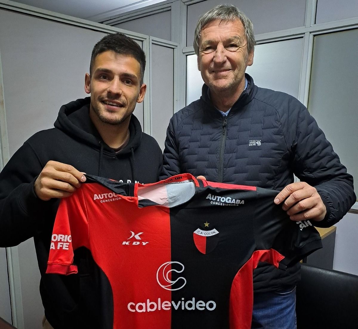 Oscar Garrido junto al presidente de Col&oacute;n, V&iacute;ctor Godano.