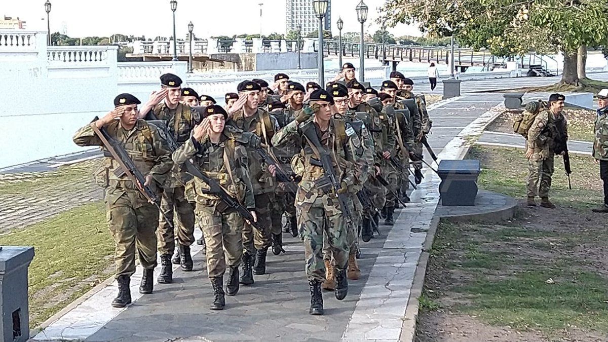Un desfile militar acompañó el homenaje en la ciudad de Santa Fe.