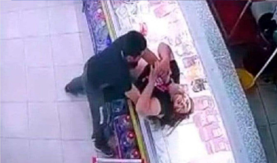 Video: ahorcó a su compañera de trabajo porque no le gustó la música que puso