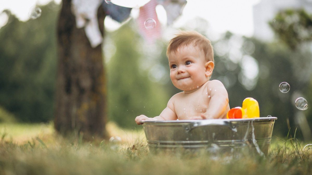 En el grupo de niños de menos de cinco años, el lugar de ahogamiento más frecuente es el hogar. Los nenes pequeños pueden ahogarse en muy poca agua, incluso en un balde o en un fuentón, si no tienen la supervisión adecuada.