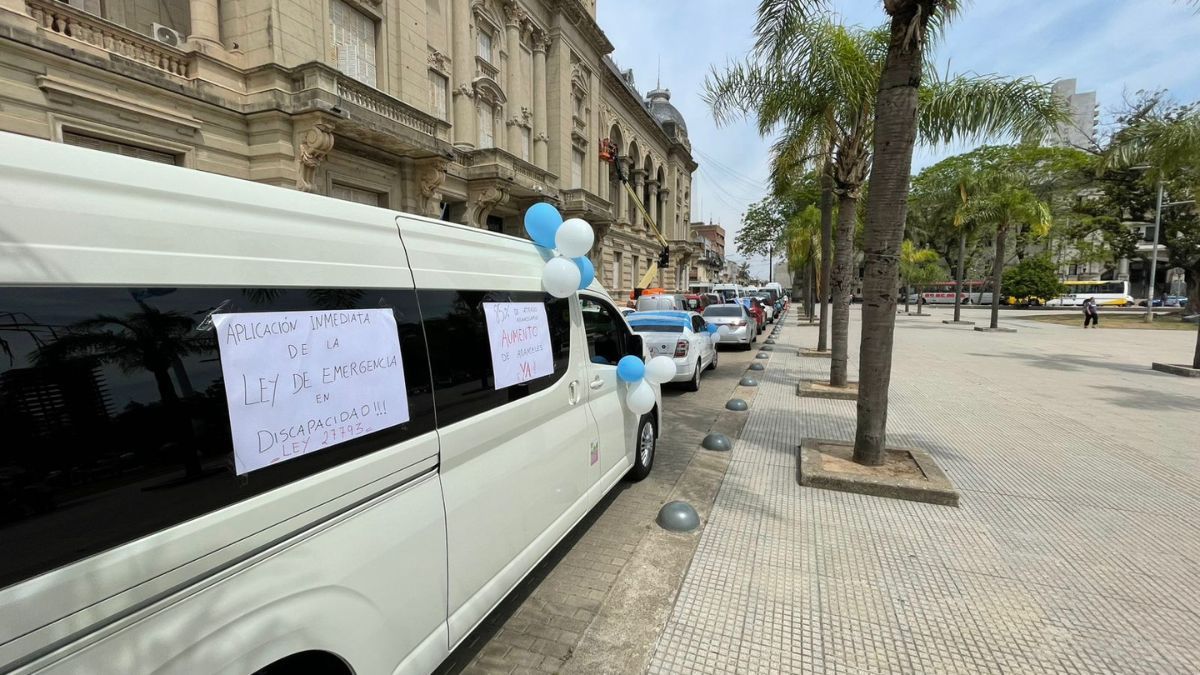 La movilización, que comenzó a primeras horas de la mañana, avanzó por Boulevard, giró en la cancha de Unión, siguió por Avenida Freire y General López, y finalmente llegó a la Plaza 25 de Mayo. La movilización, que comenzó a primeras horas de la mañana, avanzó por Boulevard, giró en la cancha de Unión, siguió por Avenida Freire y General López, y finalmente llegó a la Plaza 25 de Mayo.