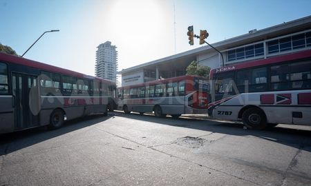 El conflicto de la UTA dejó sin transporte la ciudad y se podría volver a reiterar. El conflicto de la UTA dejó sin transporte la ciudad y se podría volver a reiterar.