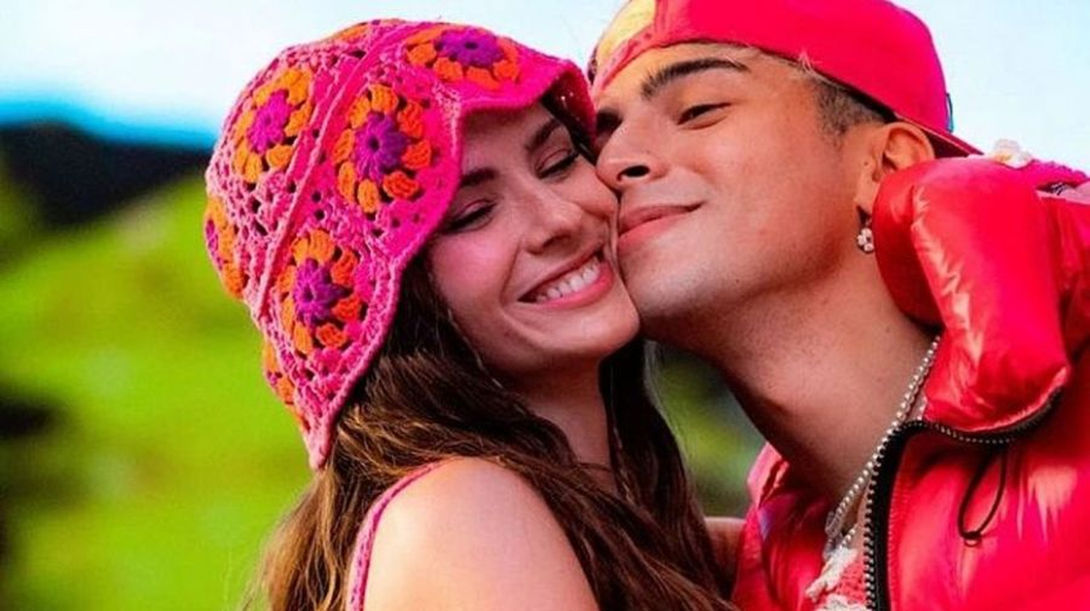 El video fue estrenado en YouTube la noche del jueves, donde ya cosechó casi medio millón de vistas.