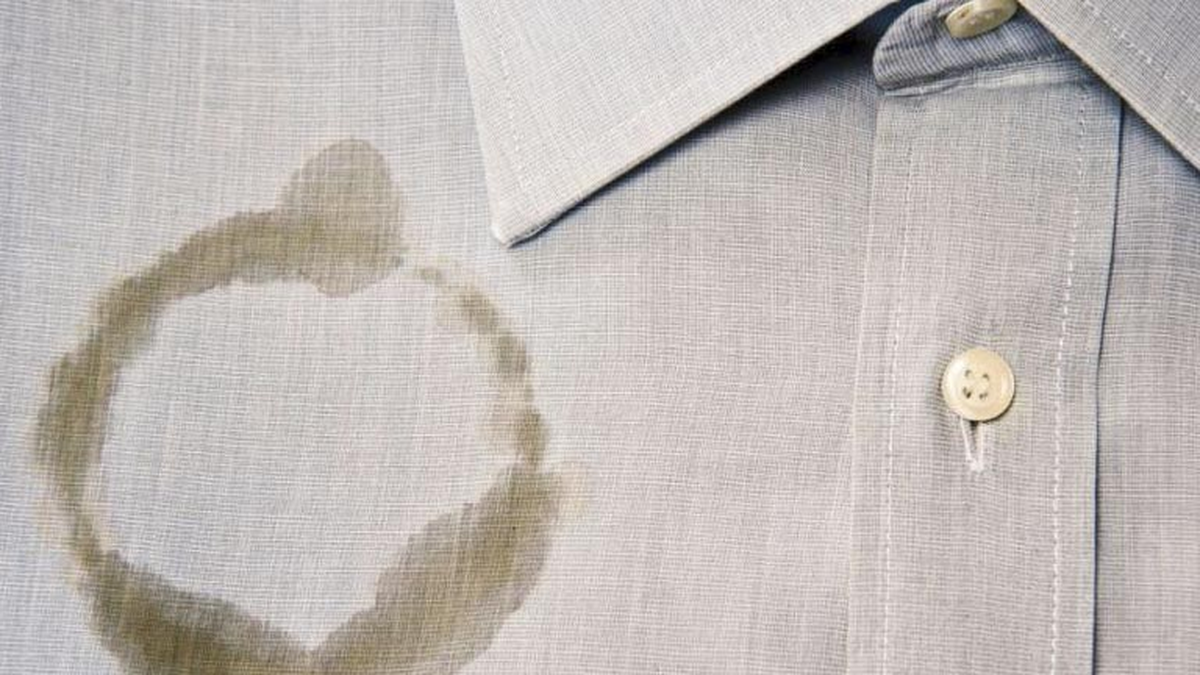 TikTok: mostró un truco para sacar manchas de aceite y se hizo viral