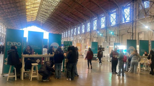 Estudiantes de toda la región ya recorren la expocarreras en Santa Fe
