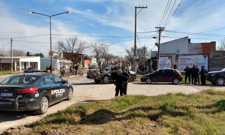 En inmediaciones de Hugo Wast y Hermano Figueroa quedó el auto en el que se trasladaban los tres jóvenes que desataron una balacera, y en la que uno de ellos resultó herido. En inmediaciones de Hugo Wast y Hermano Figueroa quedó el auto en el que se trasladaban los tres jóvenes que desataron una balacera, y en la que uno de ellos resultó herido.
