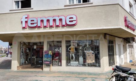 Otra vez, rompieron la vidriera de un comercio sobre la avenida Aristóbulo del Valle 6200. Otra vez, rompieron la vidriera de un comercio sobre la avenida Aristóbulo del Valle 6200.