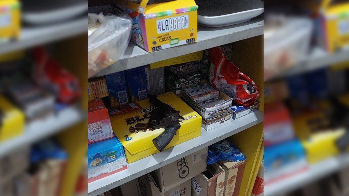 El arma fue encontrada luego de que los efectivos revisen el comercio.