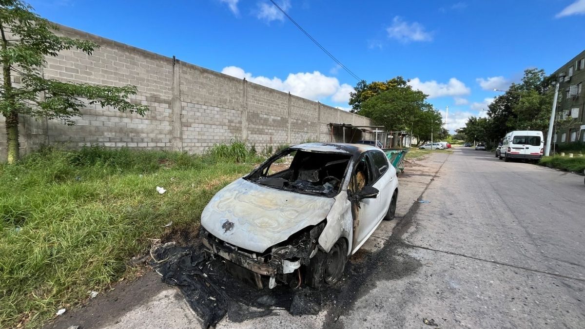 Incendio de un automóvil en el barrio Fonavi San Jerónimo.
