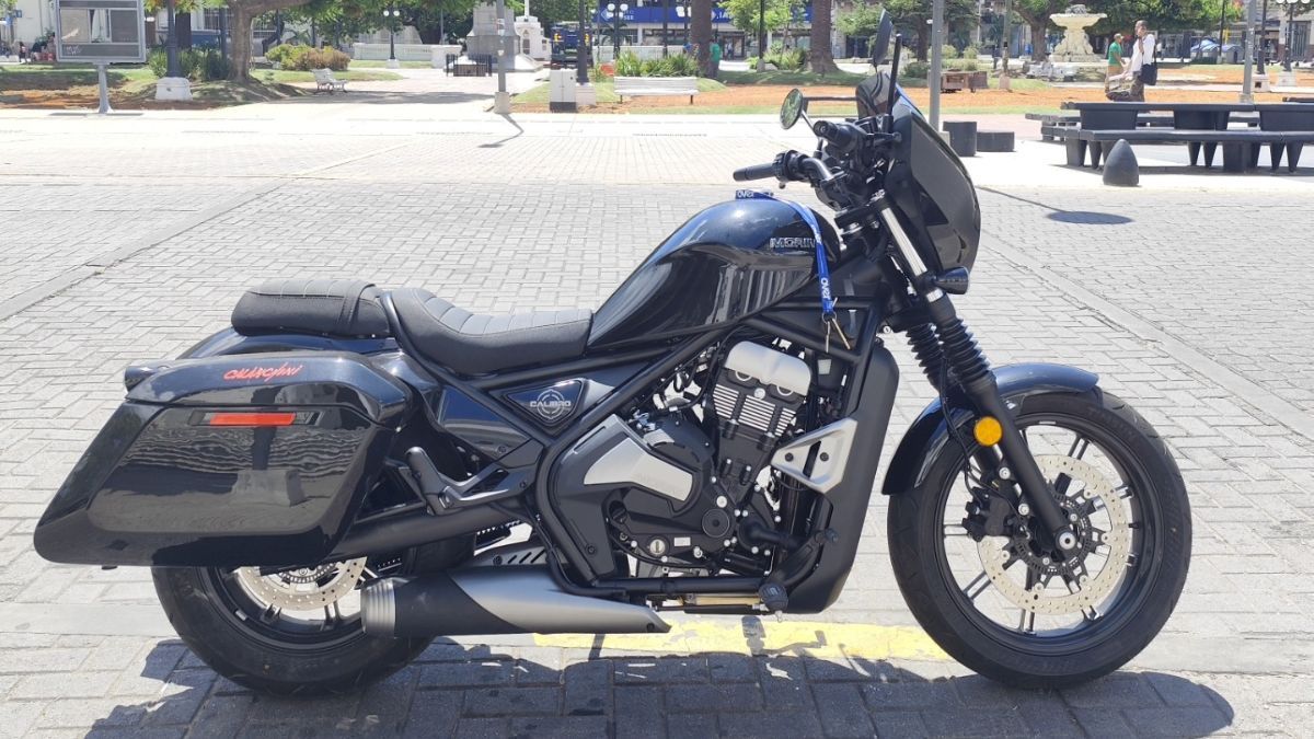 La motocicleta robada es una Morini 700 color negra y su patente es A27 4ZHS. La motocicleta robada es una Morini 700 color negra y su patente es A27 4ZHS.
