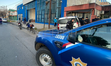 Un auto quemado y un vehículo incrustado en una casa en avenida Facundo Zuviría Un auto quemado y un vehículo incrustado en una casa en avenida Facundo Zuviría