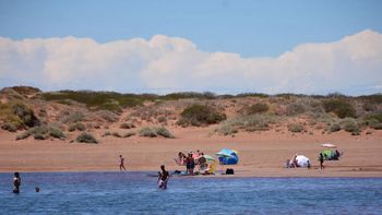 Descubrí Pueblo Blanco, una joya oculta en Neuquén con playas paradisíacas