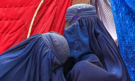 El Talibán impone una interpretación radical y restrictiva de la ley islámica que restringe notablemente los derechos de las mujeres. El Talibán impone una interpretación radical y restrictiva de la ley islámica que restringe notablemente los derechos de las mujeres.