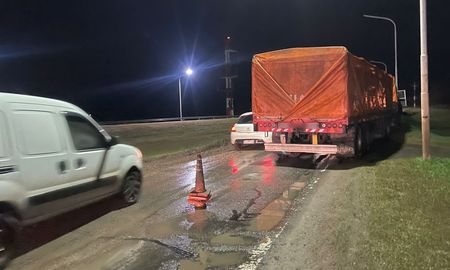 El camión quedó varado en la curva de acceso a la autopista, a la altura del aeropuerto de Sauce Viejo, y generó desvíos y demoras en el tránsito. El camión quedó varado en la curva de acceso a la autopista, a la altura del aeropuerto de Sauce Viejo, y generó desvíos y demoras en el tránsito.