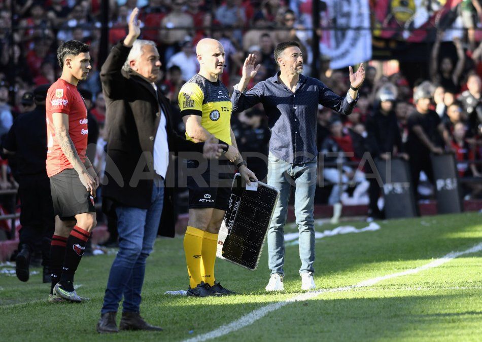 Colón y Unión se fueron al descanso sin sacarse diferencias en el clásico. Colón y Unión se fueron al descanso sin sacarse diferencias en el clásico.