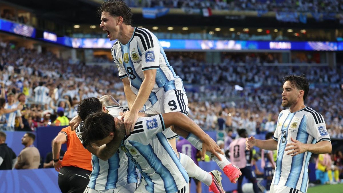 Argentina ganó 3 a 2. La luz se apagó mil veces, pero allí apareció él, secundado por un faro llamado Lisandro y con la ayuda de un Borges que, esta vez, no era el nuestro. Argentina ganó 3 a 2. La luz se apagó mil veces, pero allí apareció él, secundado por un faro llamado Lisandro y con la ayuda de un Borges que, esta vez, no era el nuestro.
