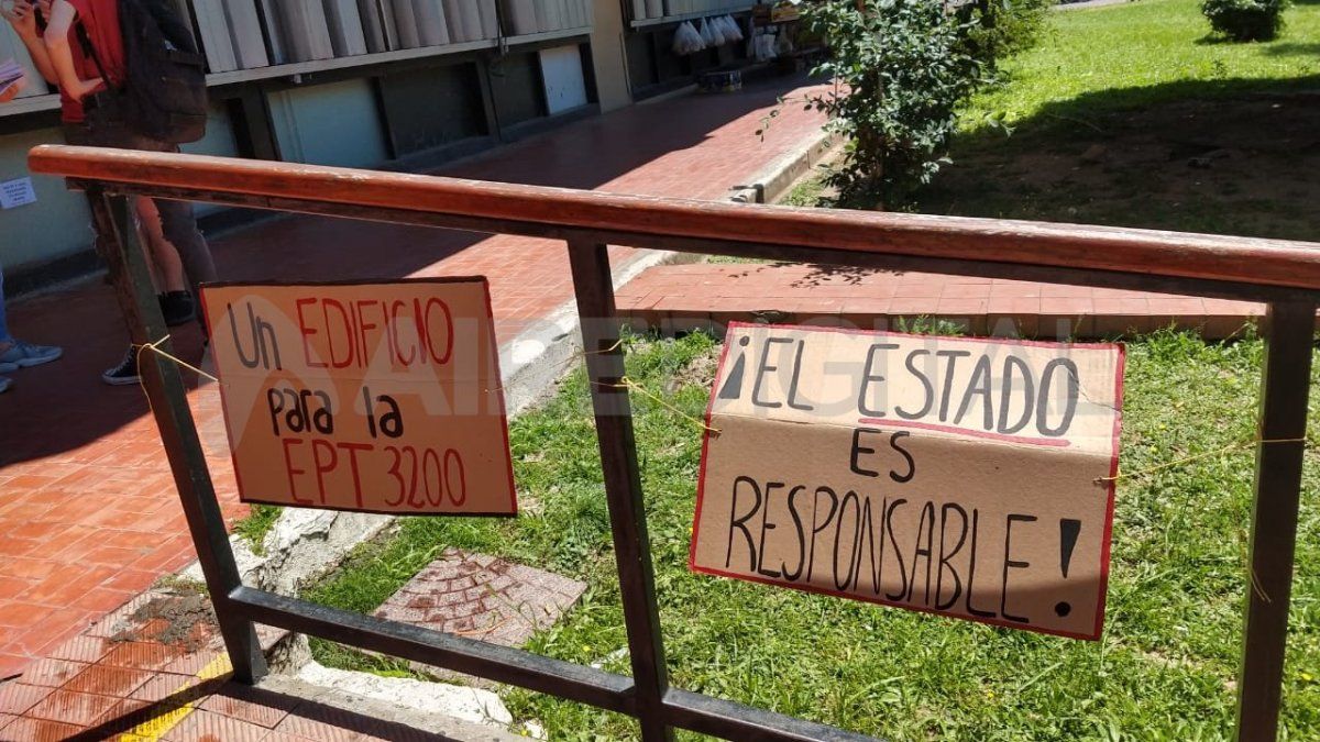 Este jueves los estudiantes de la Escuela Provincial de Teatro se movilizaron frente al Ministerio de Educación.