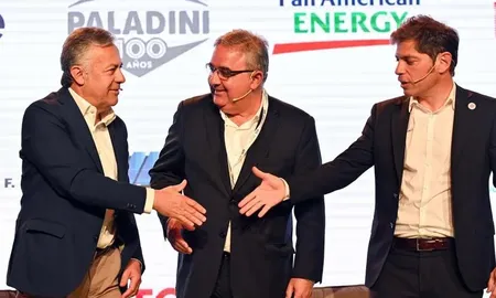 El gobernador de Buenos Aires, Axel Kicillof, y el de Mendoza, Alfredo Cornejo, se cruzaron este jueves durante un encuentro del Consejo Federal de Inversiones (CFI). El gobernador de Buenos Aires, Axel Kicillof, y el de Mendoza, Alfredo Cornejo, se cruzaron este jueves durante un encuentro del Consejo Federal de Inversiones (CFI).