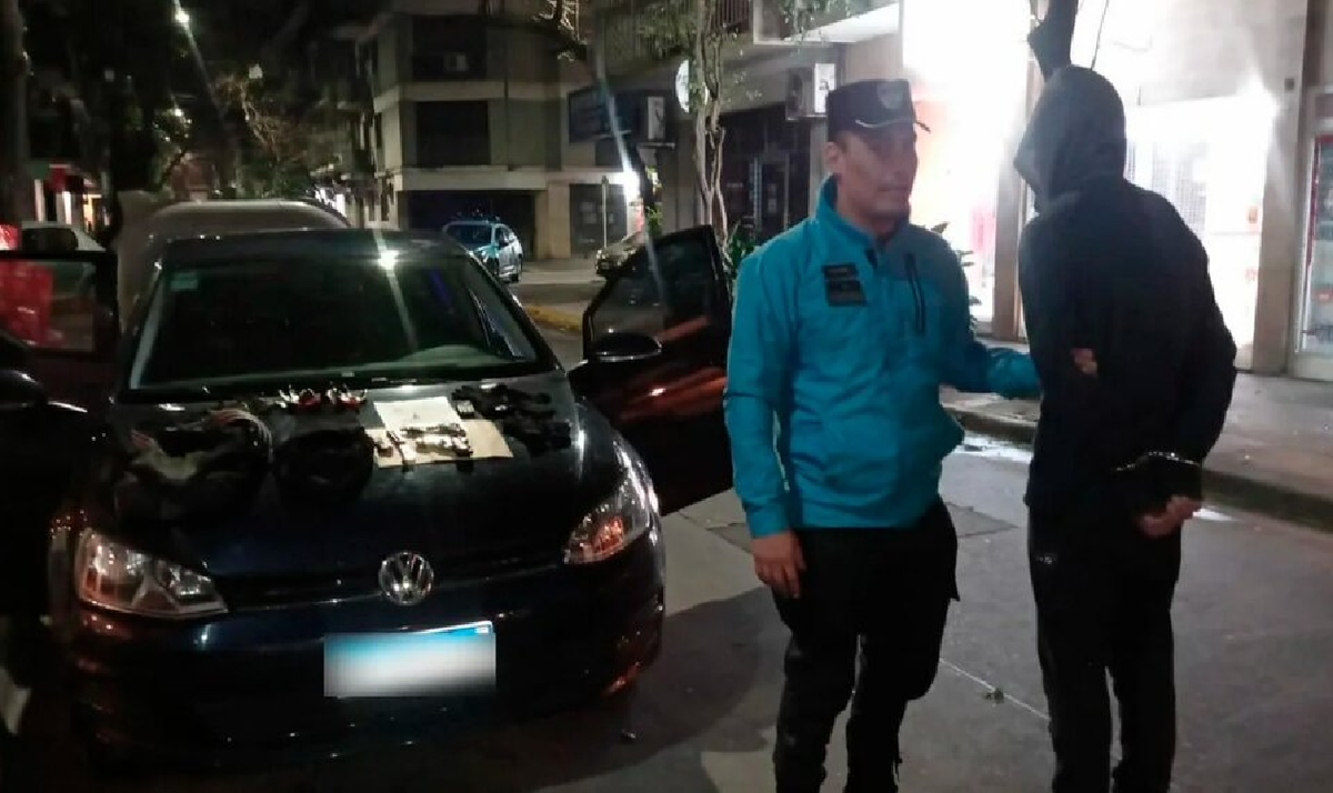 Dos de los detenidos tienen 35 años y el restante 28 años. Además, secuestraron dos armas de fuego y 5mil pesos