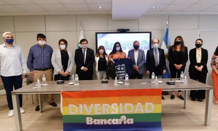 Ángeles Rojas se convirtió en la primera mujer trans en trabajar en el Banco Nación y en ser afiliada al sindicato La Bancaria. Ángeles Rojas se convirtió en la primera mujer trans en trabajar en el Banco Nación y en ser afiliada al sindicato La Bancaria.