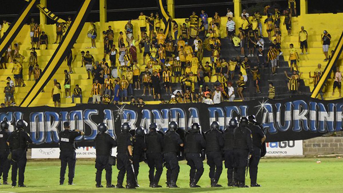 Hinchas de Villa Mitre de Santiago del Estero se enfrentaron con la Policía