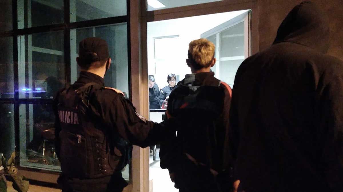La policía detuvo a cinco jóvenes, tres de ellos menores, y secuestró dos armas
