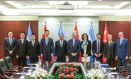 En el marco de su gira por China, el presidente Alberto Fernández se reunió con autoridades de una empresa que desarrolla proyectos de extracción de litio en Salta. En el marco de su gira por China, el presidente Alberto Fernández se reunió con autoridades de una empresa que desarrolla proyectos de extracción de litio en Salta.