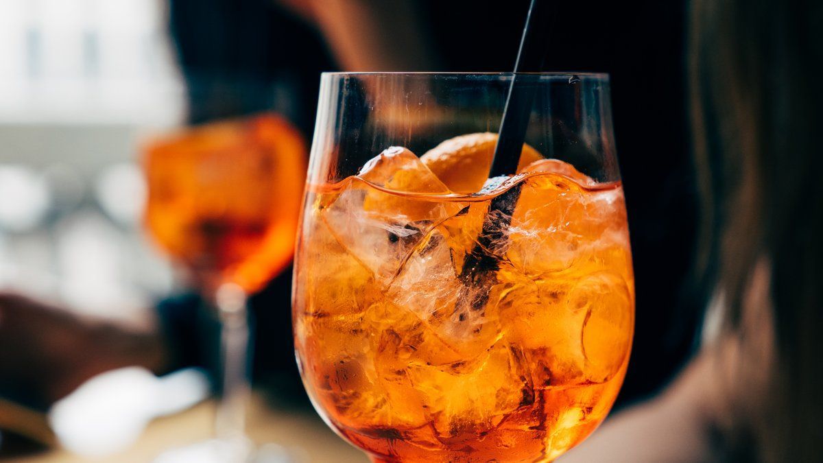 Cómo hacer el refrescante trago Aperol Spritz. Cómo hacer el refrescante trago Aperol Spritz.