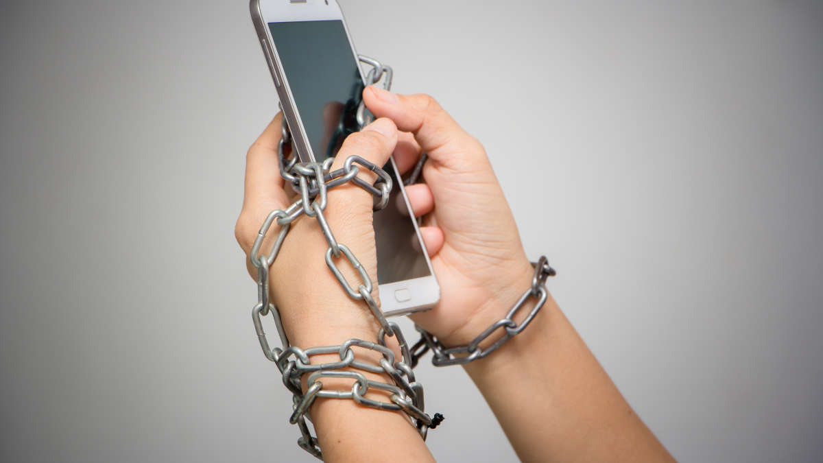 Estos signos del zodiaco más adictos al celular